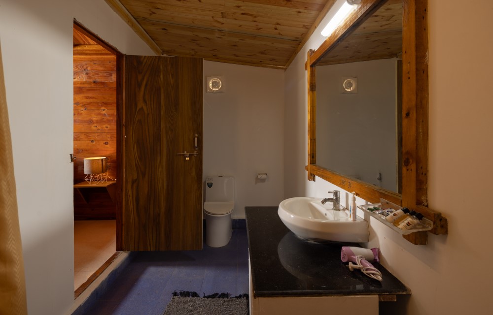 Transforming Hospitality Through Technology: How Smart Hotels Enhance Guest Experiences